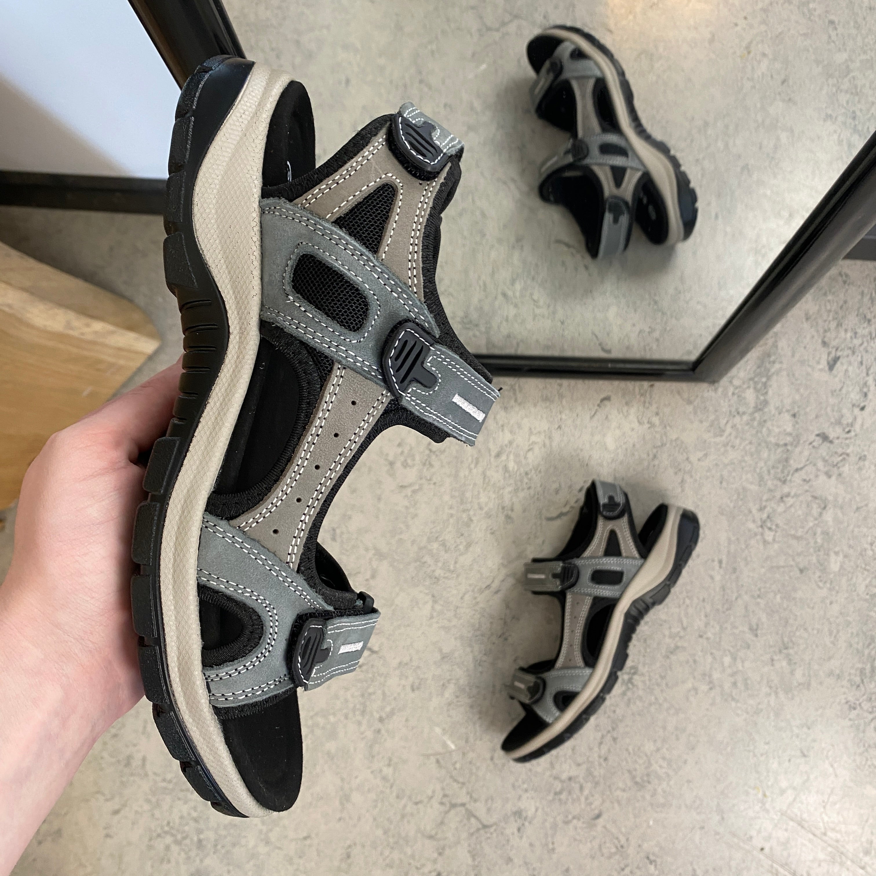 Robust sandal med justerbar pasform i gråblå
