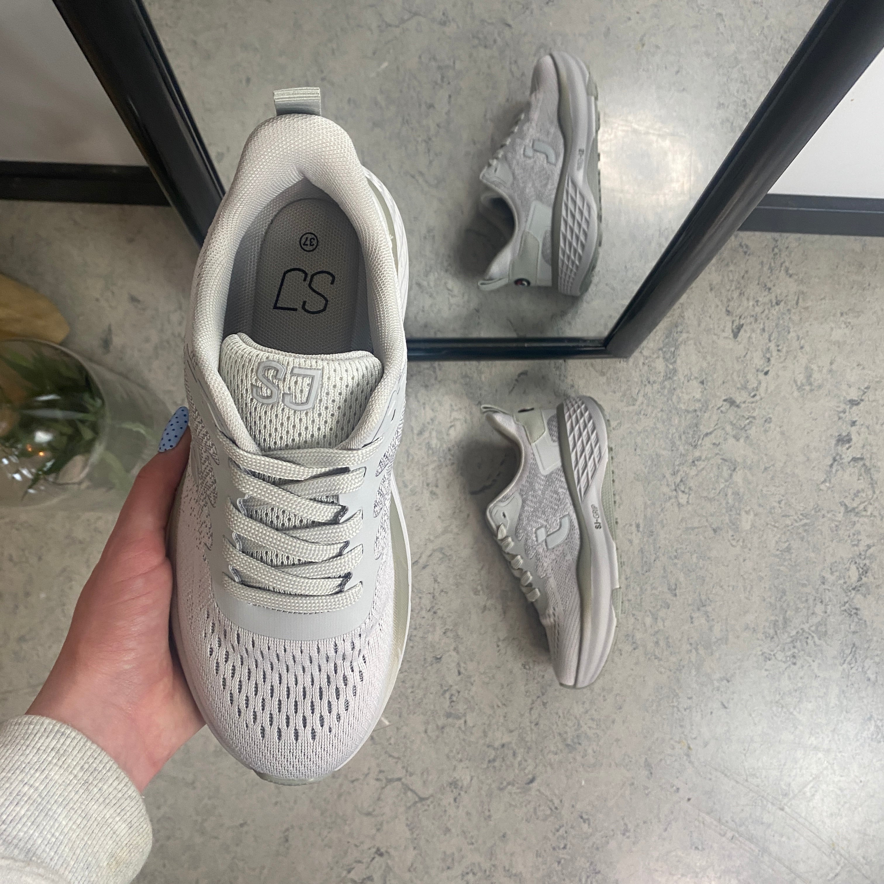 Grå sko – Sygeplejebutikken