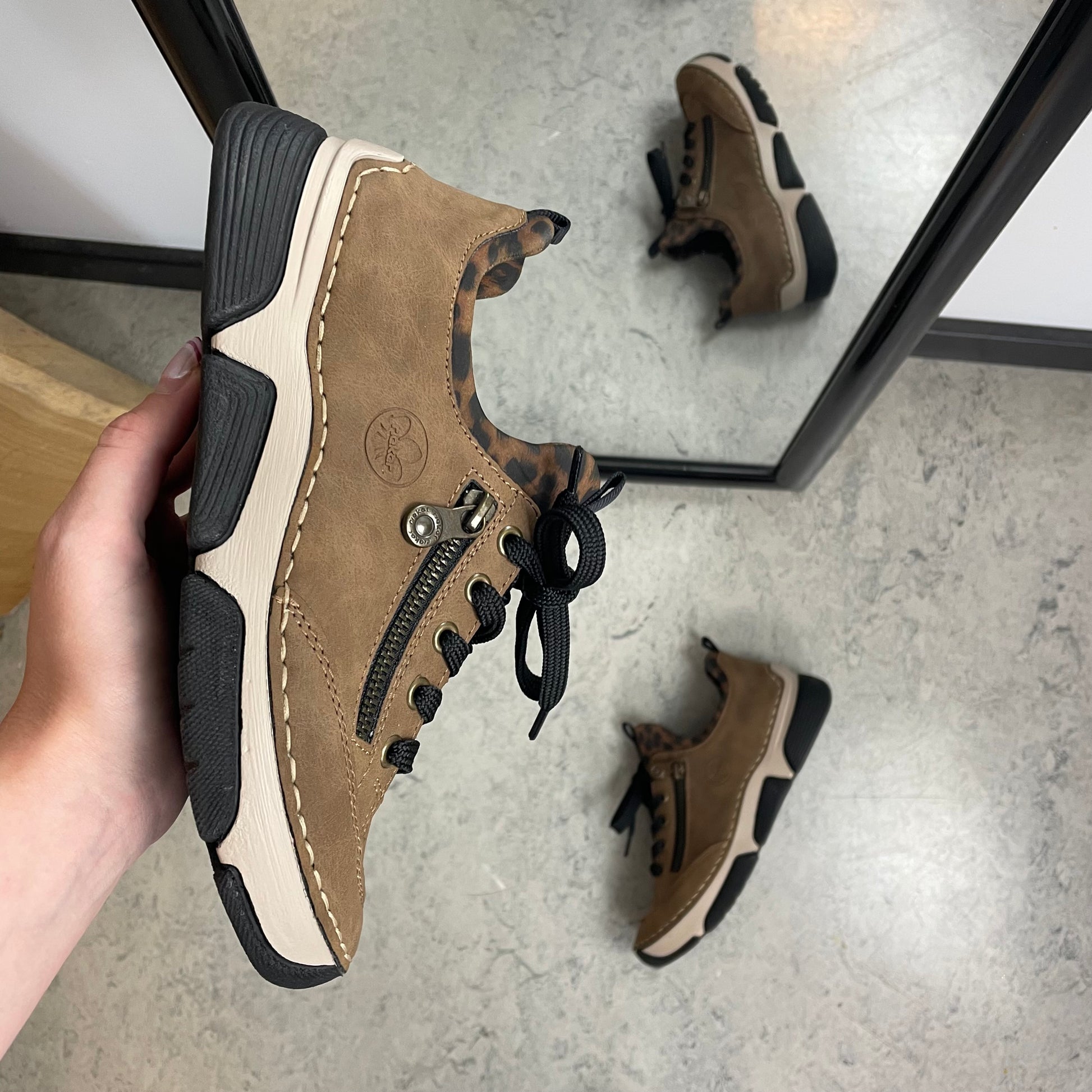 Rieker sneakers til dame i brun med leopard detaljer – blød komfort & stødabsorbering til hverdagen