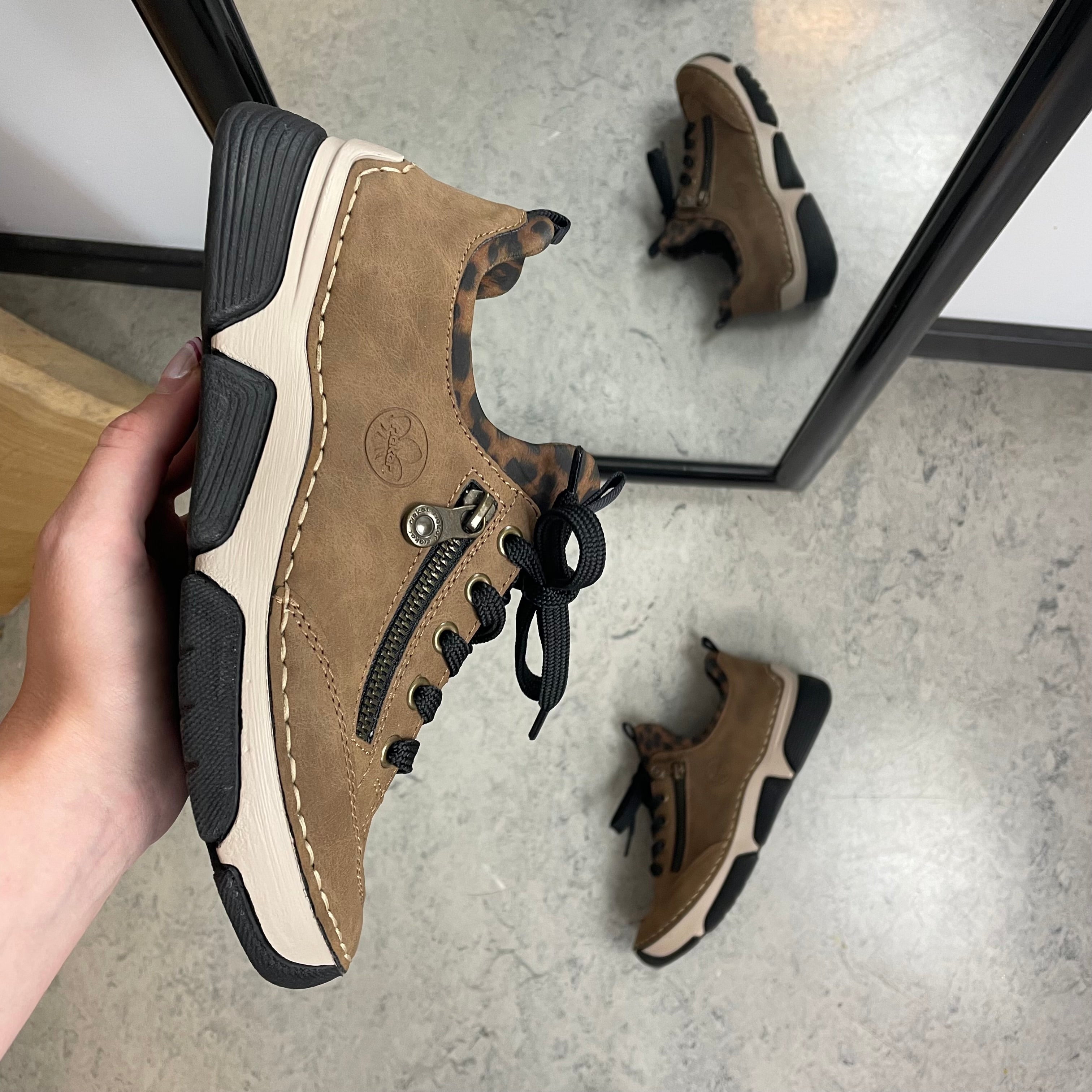 Rieker sneakers til dame i brun med leopard detaljer – blød komfort & stødabsorbering til hverdagen