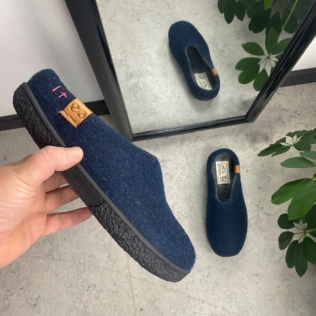 Lav blå hjemmesko i uld med skridhæmmende såler fra Green Comfort