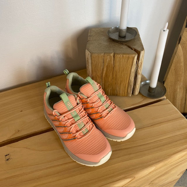 Ferskenfarvet Green Comfort vandresko med fast svangstøtte.
