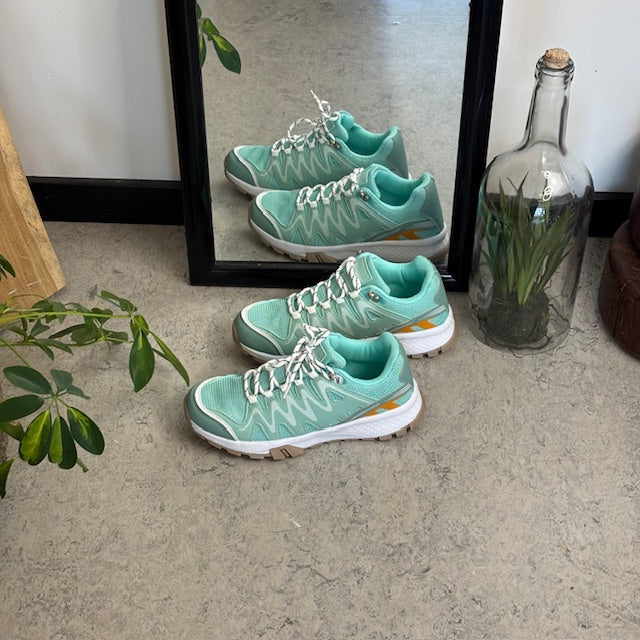 Grøn sko med åndbar overdel og flotte detaljer