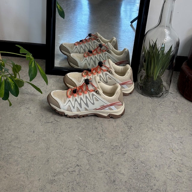 Fleksible beige sneakers med elastiksnørebånd.