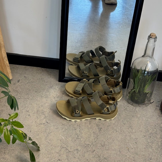 Grøn letvægts vandresandal til mænd med god svangstøtte.