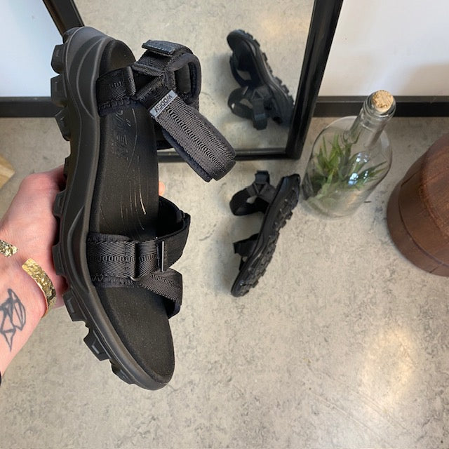 Sort Woden sandal med god svangstøtte