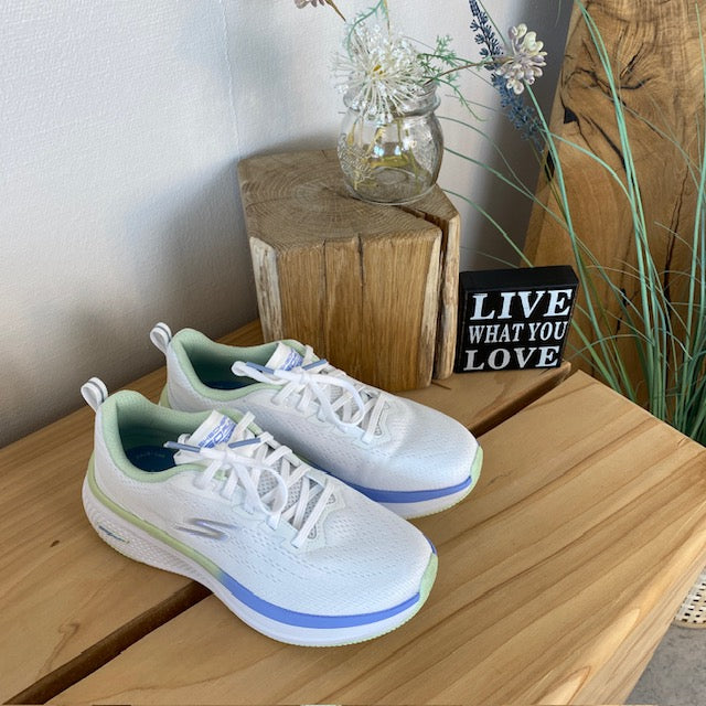 Hvid Skechers GoRun sko med flotte detaljer