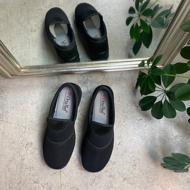 Sort fleksibel sko med skridhæmmende såler