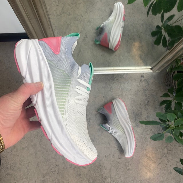 Grå/hvid åndbar slip on sko med stødabsorbering