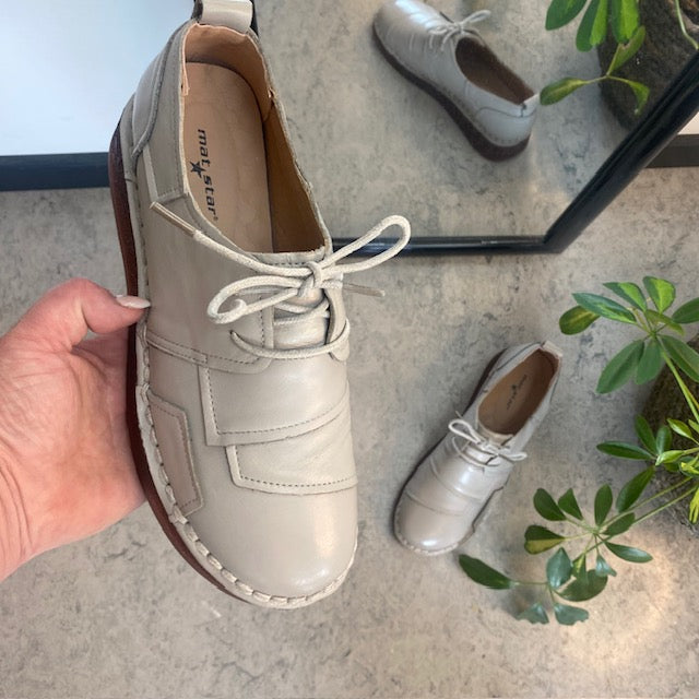 Lys beige skind snøresko med god stødabsorbering