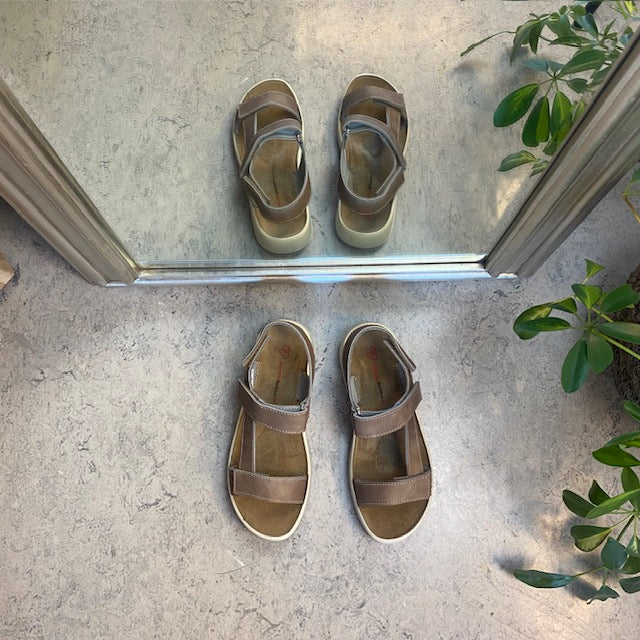 Brun skindsandal med tre justerbare remme og svangstøtte