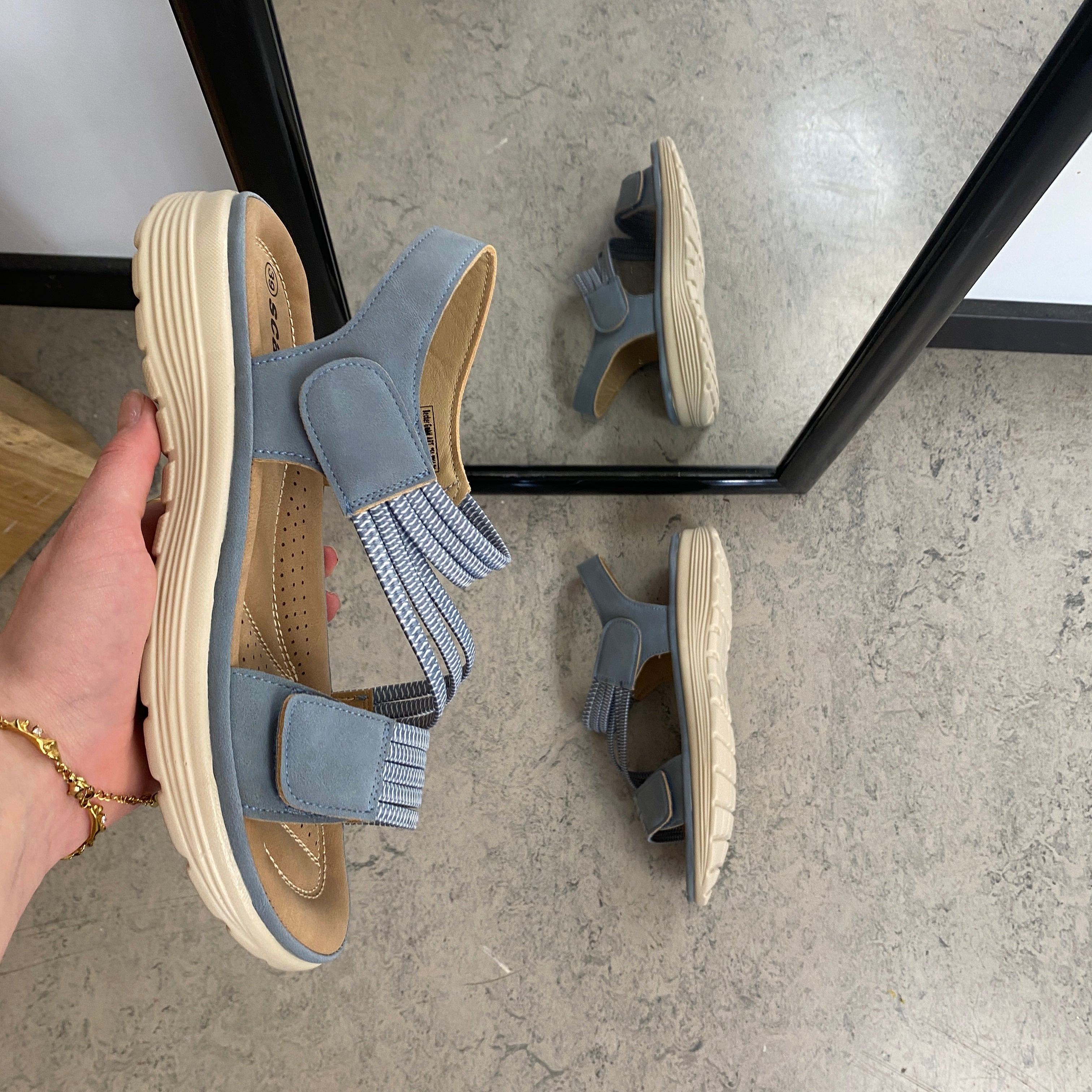Blå komfort sandal med elastiske remme – let & støttende