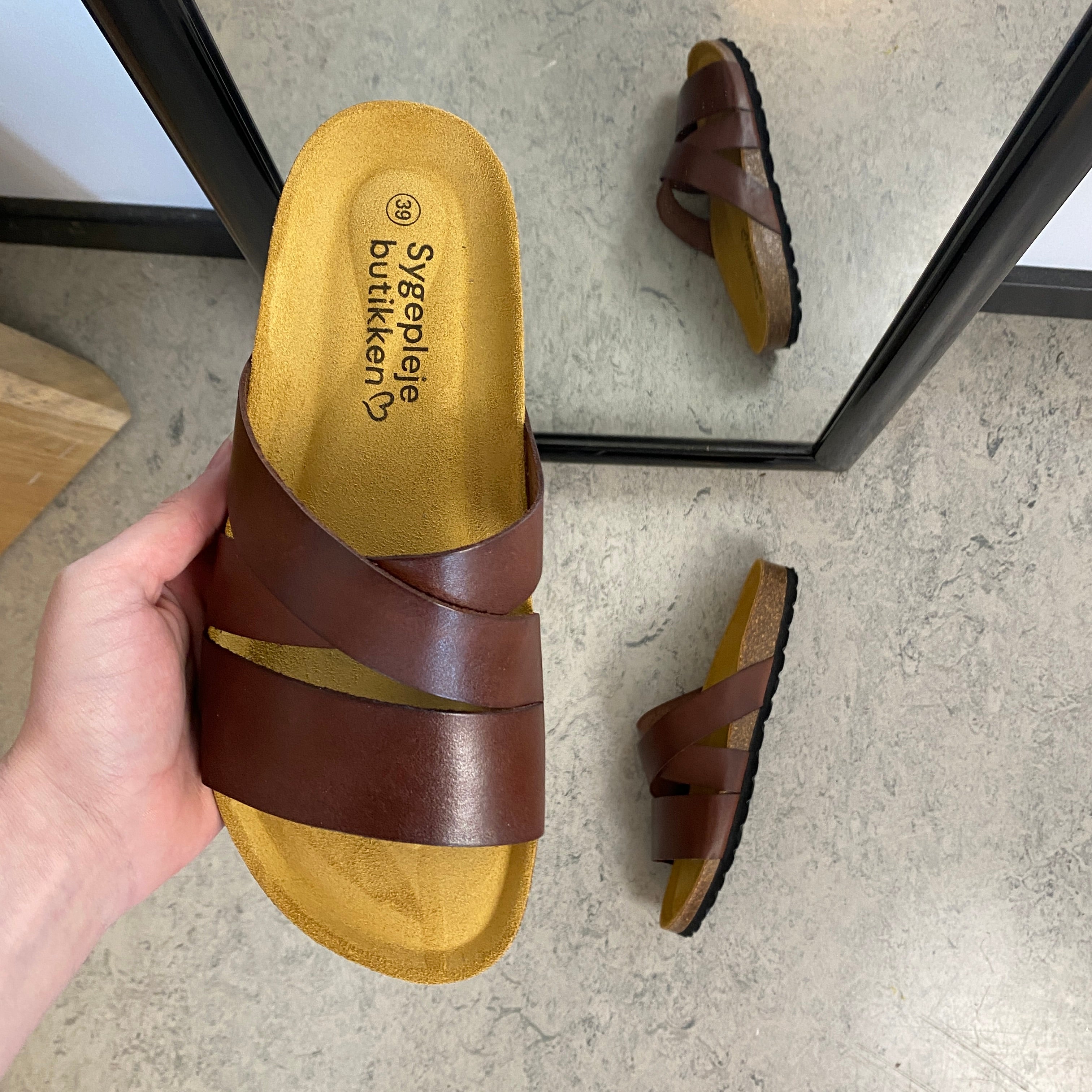 Slip on sandal i brun glat skind med krydsremme – komfort & støtte | Sygeplejebutikken
