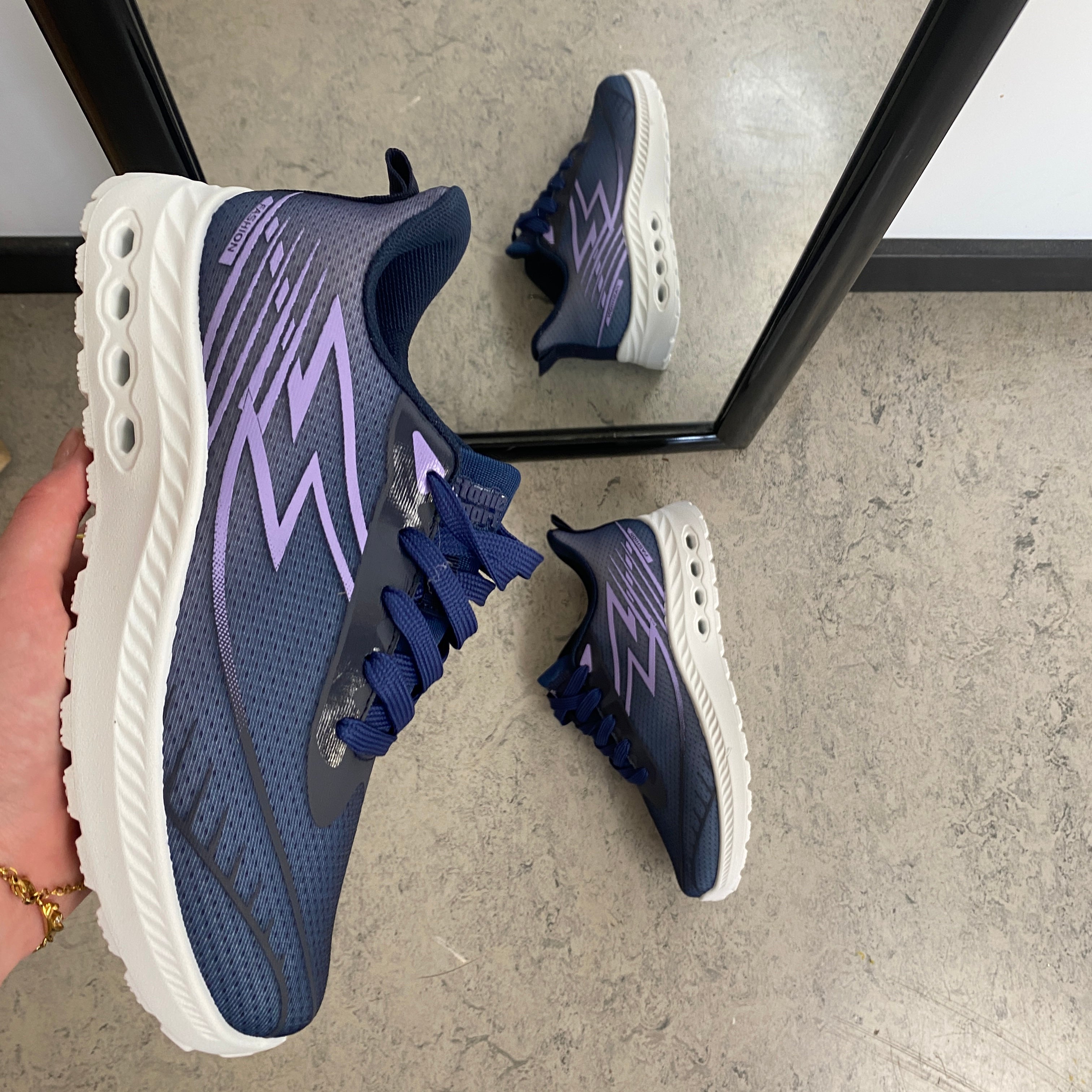 Blå letvægts sneakers i mesh med stødabsorberende sål