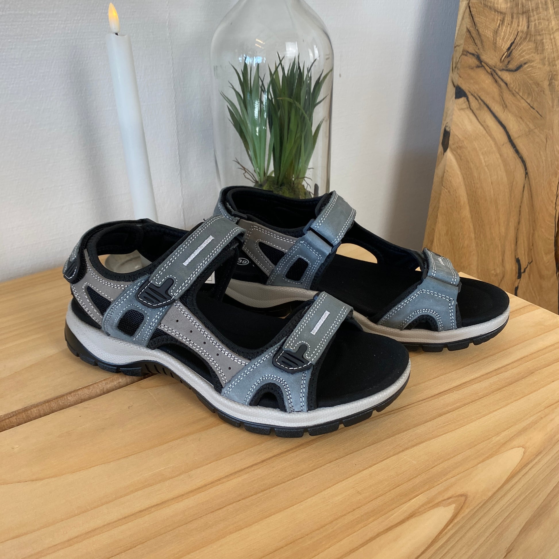 Robust sandal med justerbar pasform i gråblå