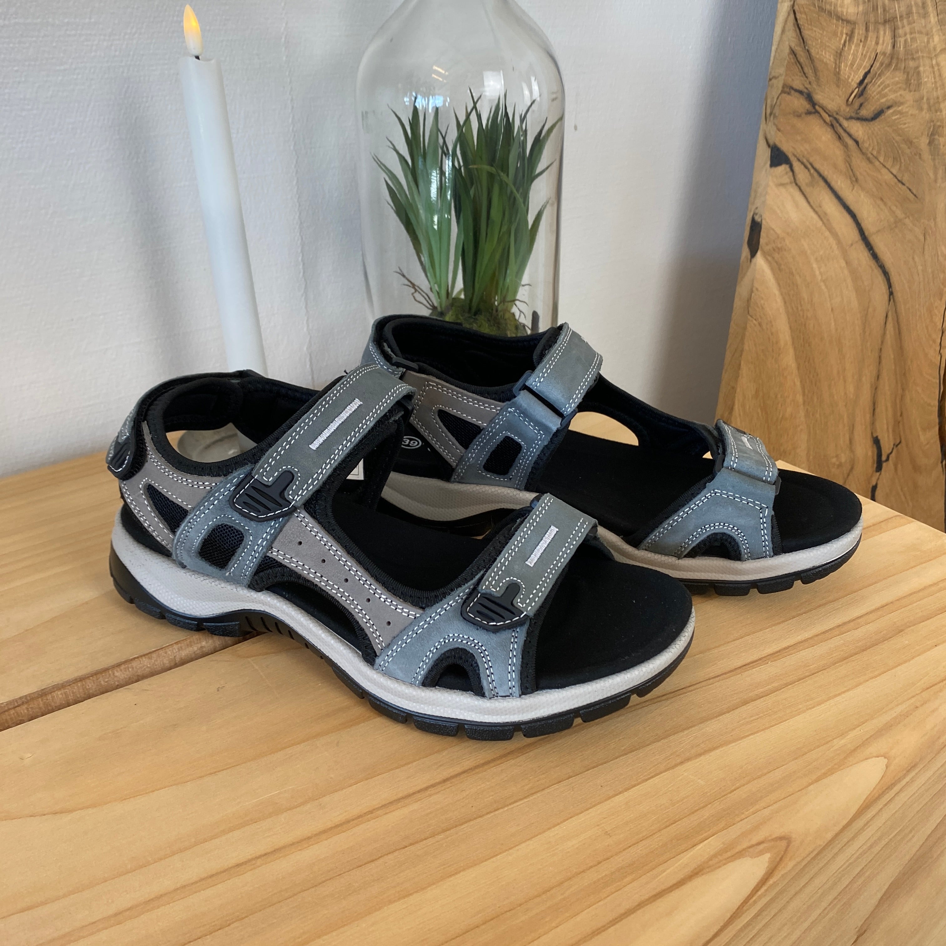 Robust sandal med justerbar pasform i gråblå