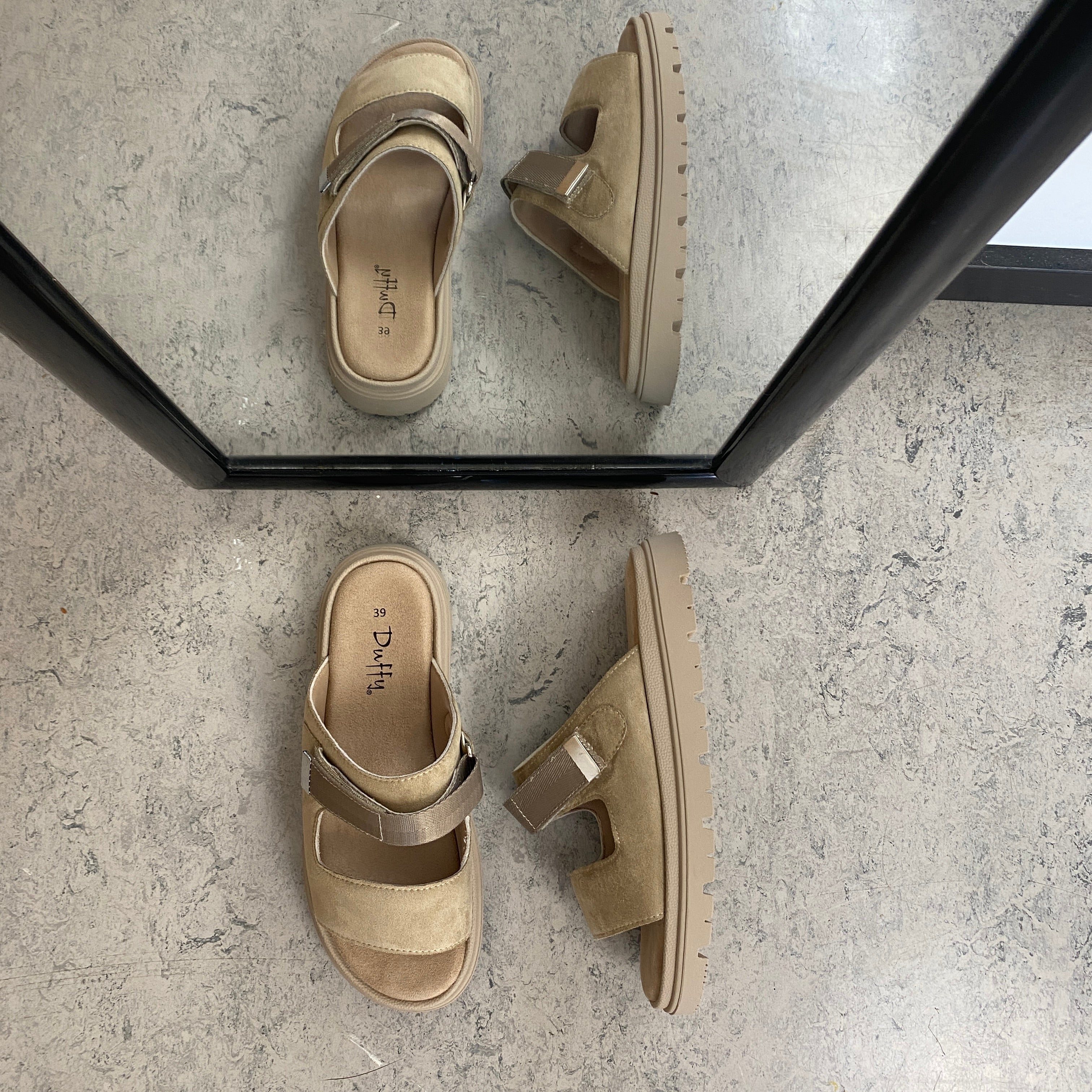 Beige sandal med justerbar rem & blød komfort
