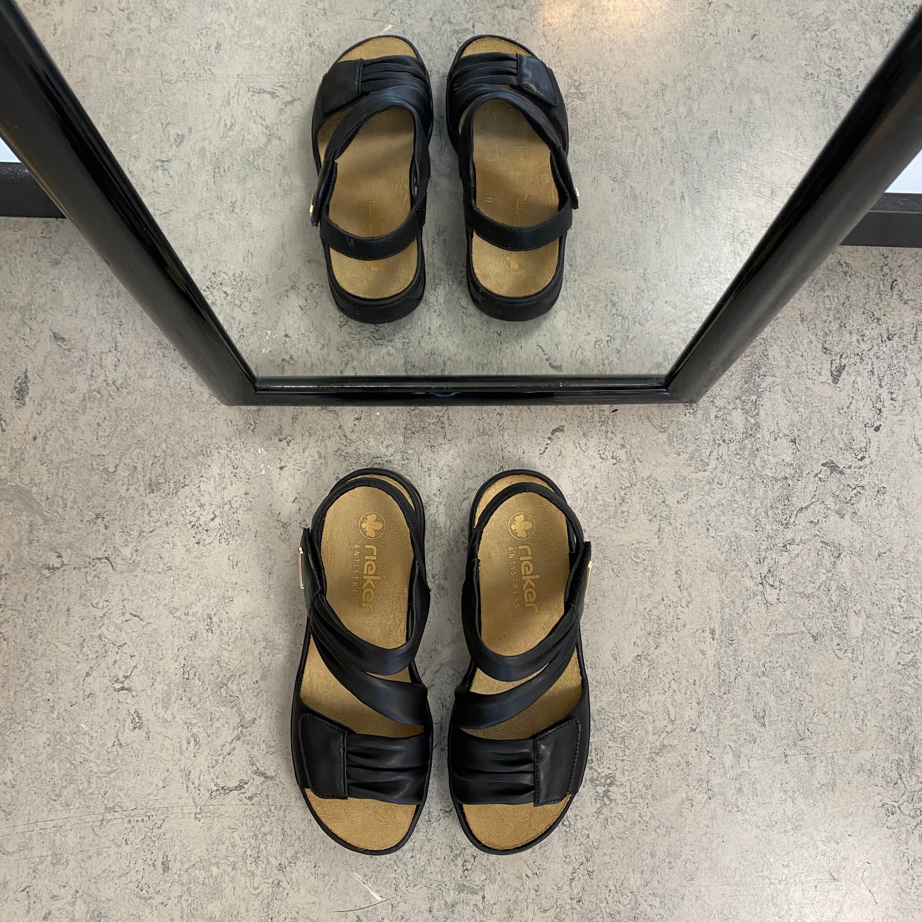 Rieker damesandal sort – klassisk komfort med støtte & justerbar pasform