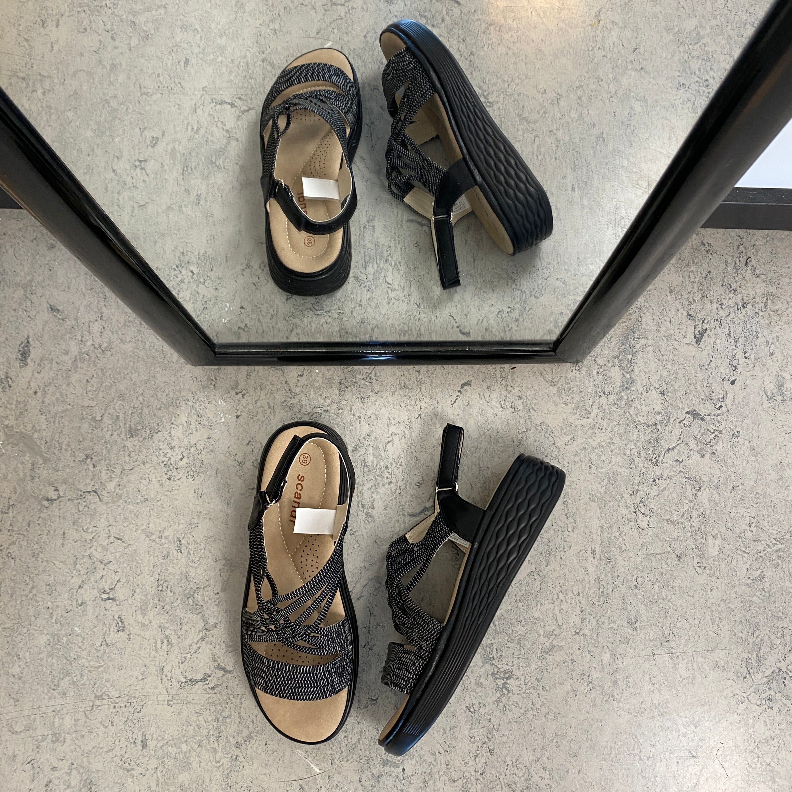 Sort sandal med elastiske remme og stødabsorberende sål