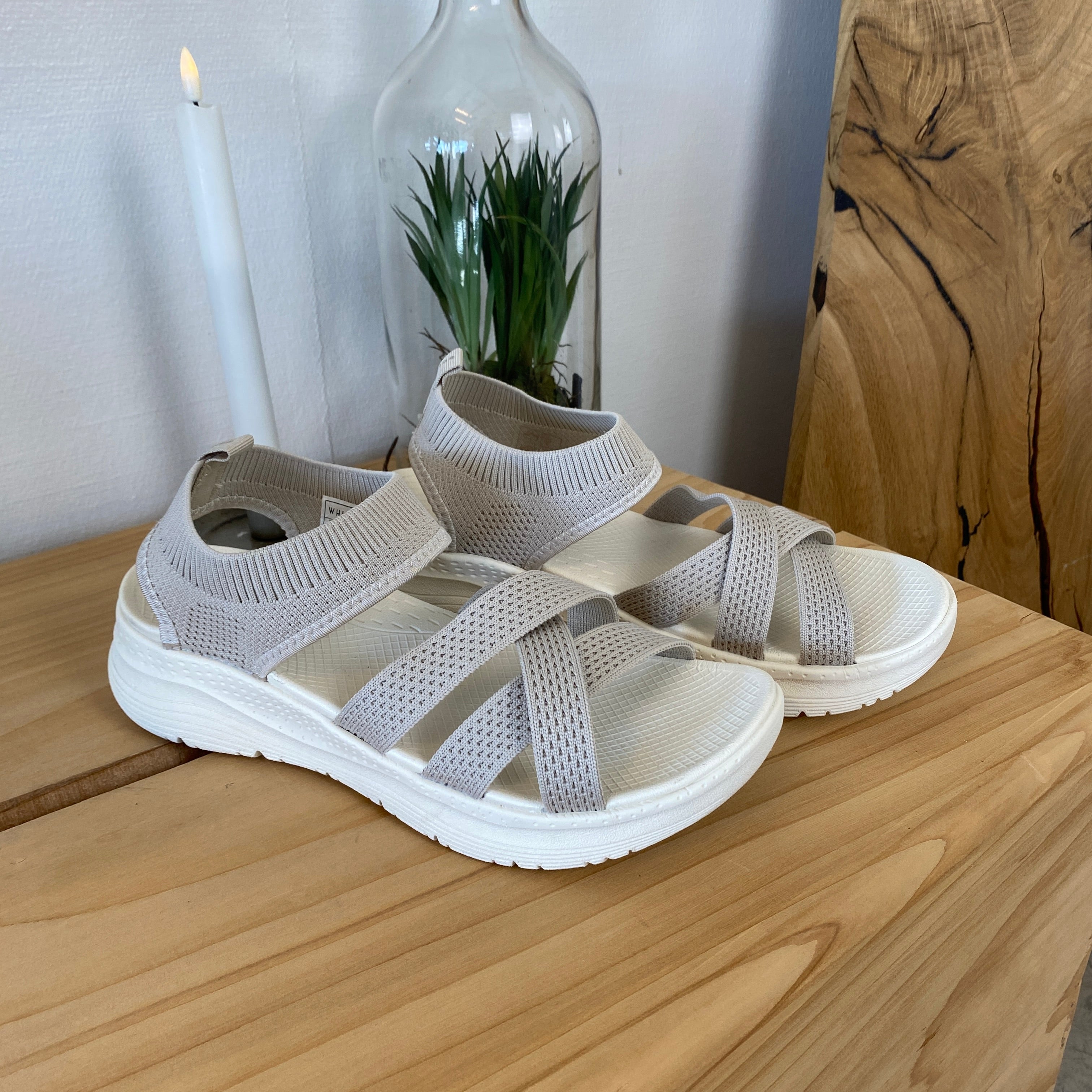 Whistler sandal i beige med elastisk pasform og god stødabsorbering