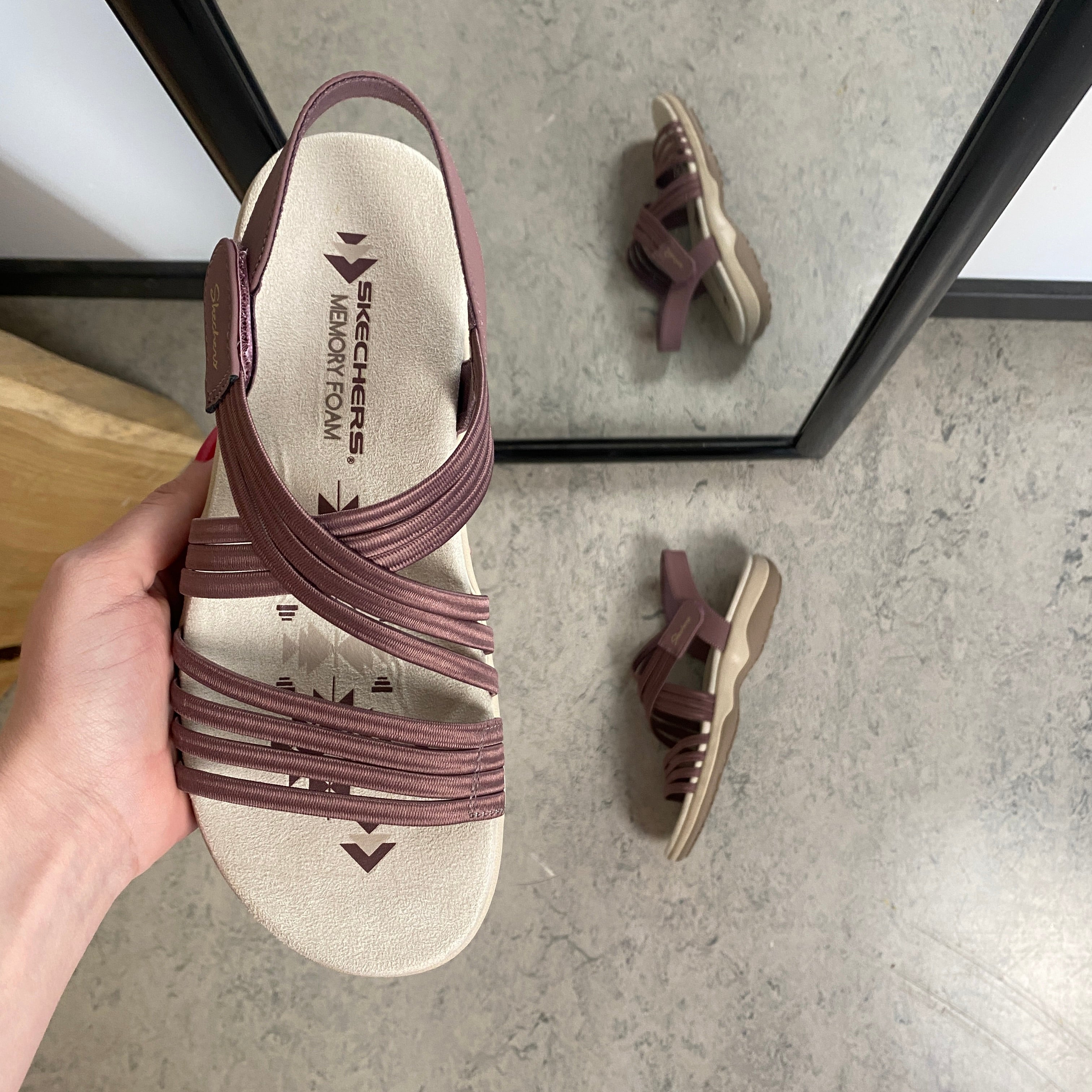Skechers sandaler med elastiske remme – let, fleksibel & vaskbar