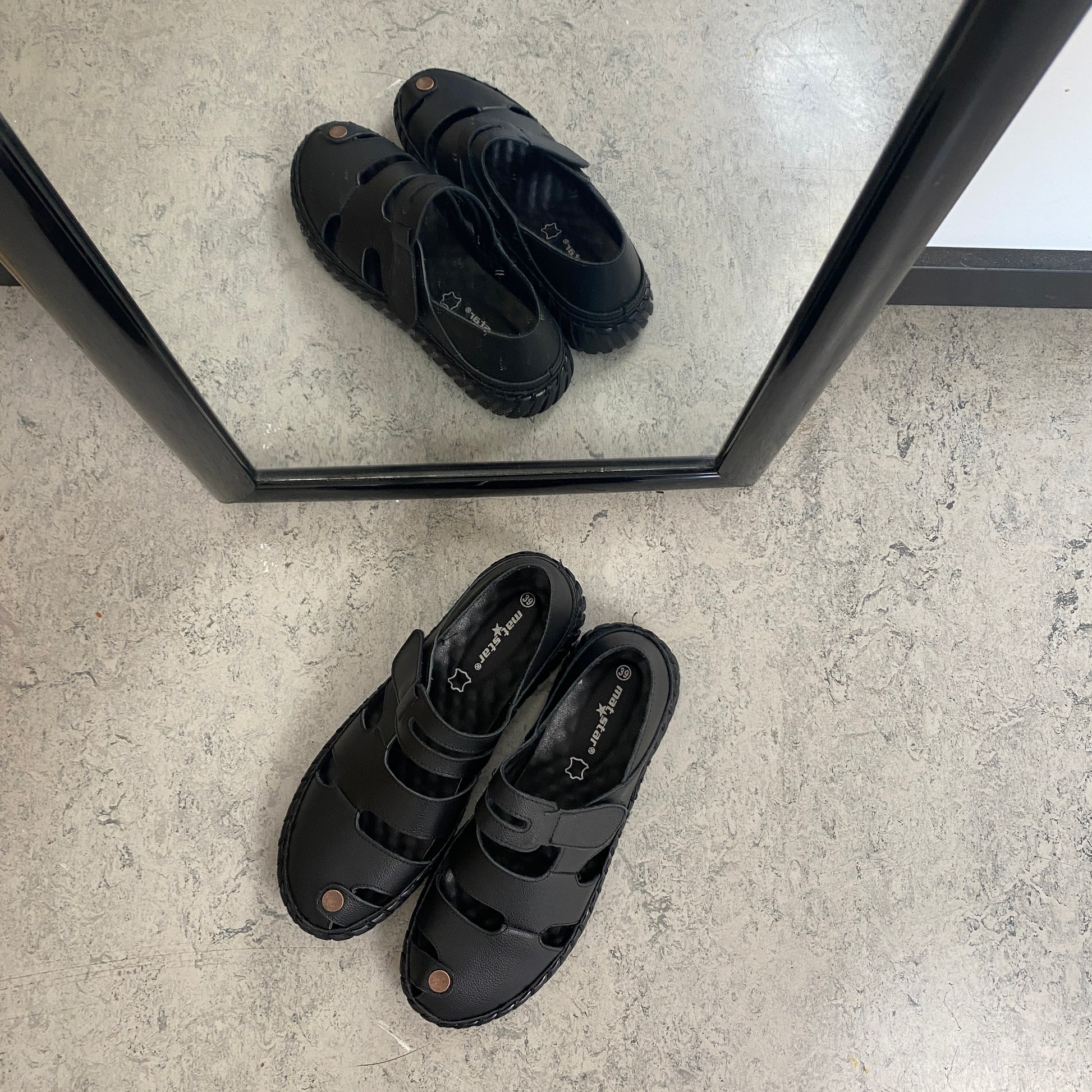 Sort komfort sandal med lukket tå & fleksibel sål