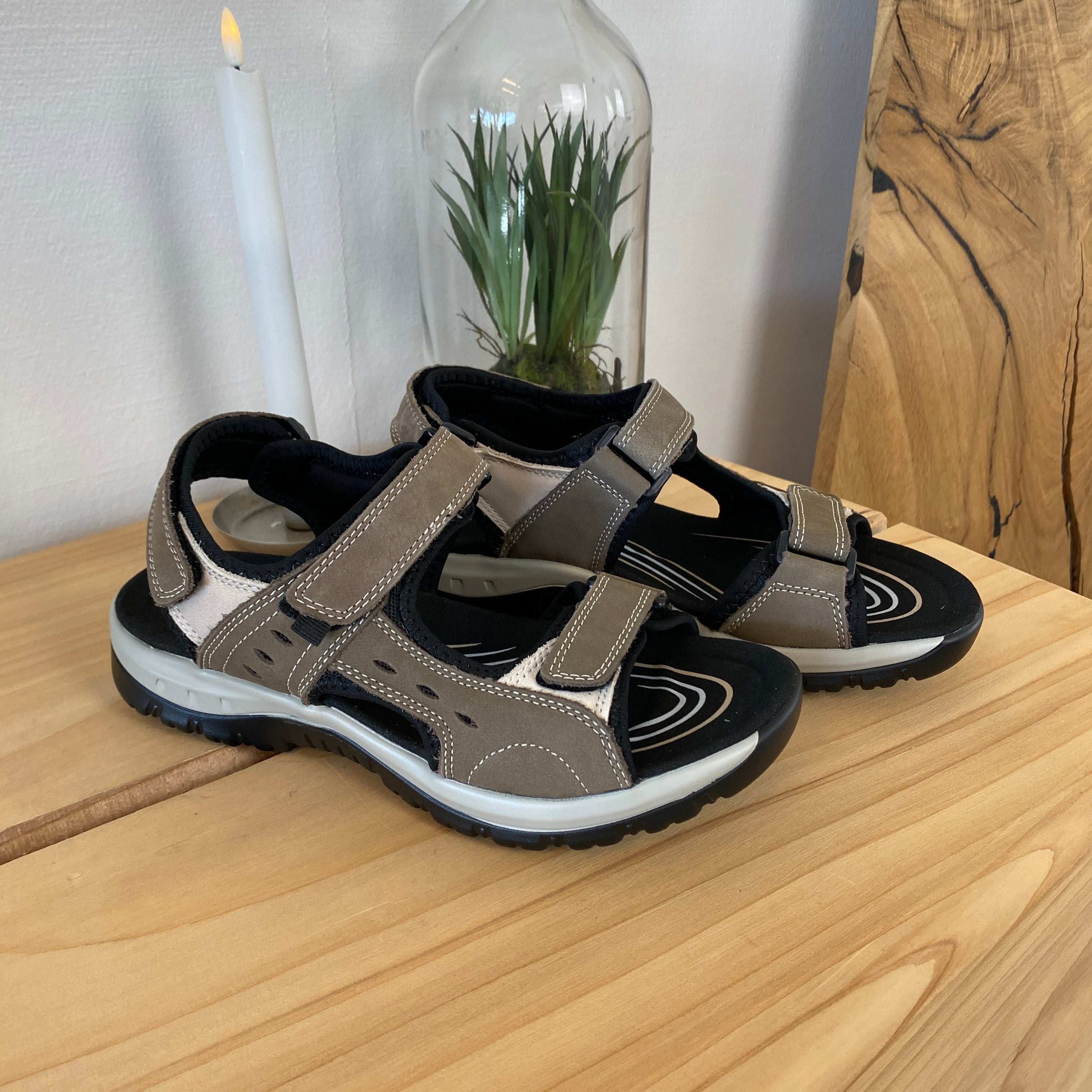 Robust sandal med justerbar pasform i brun