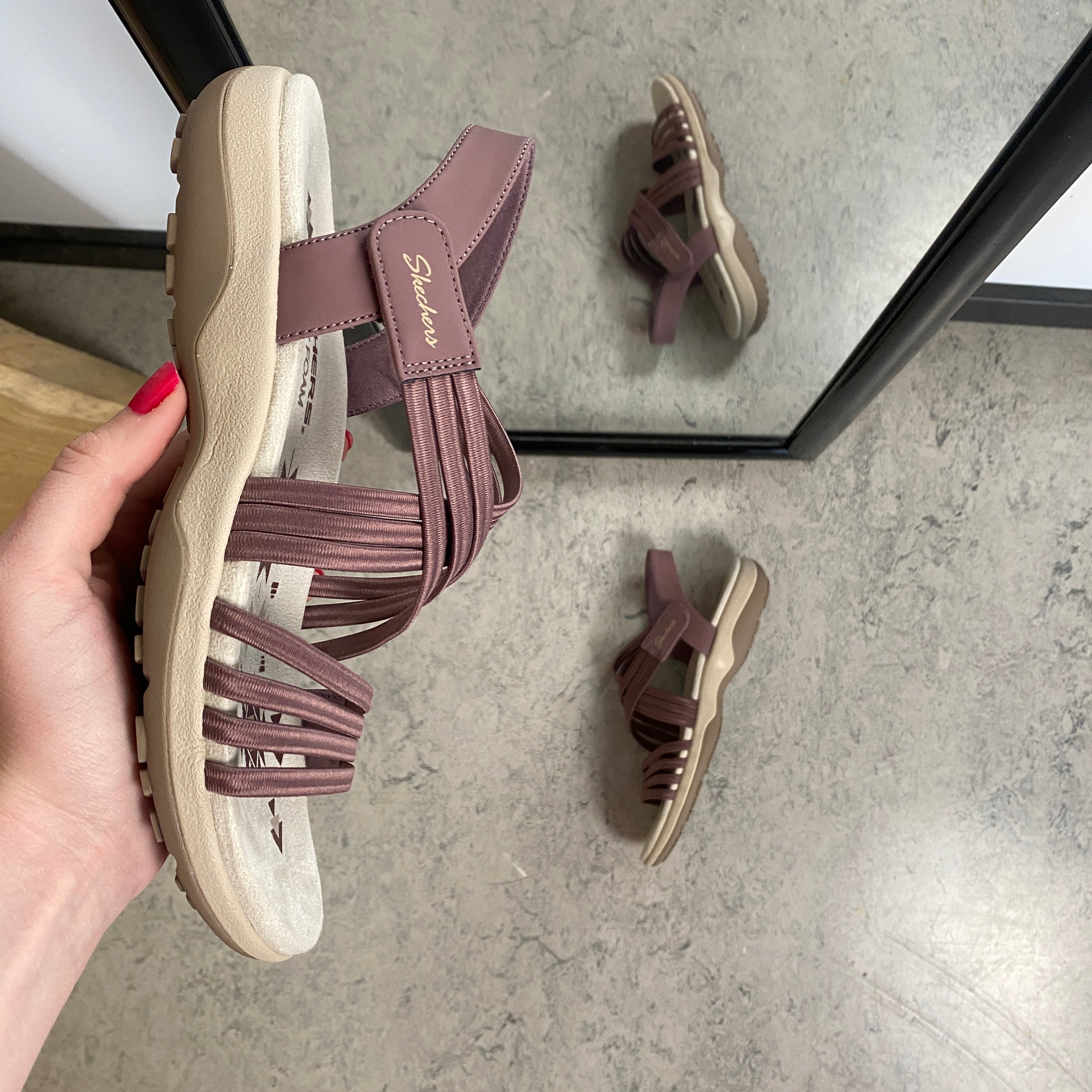 Skechers sandaler med elastiske remme – let, fleksibel & vaskbar