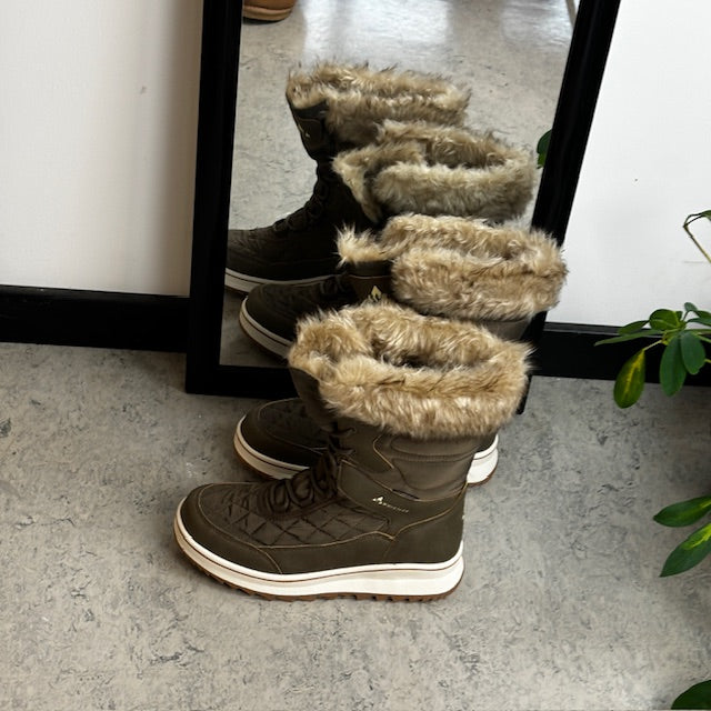 Brun vandtæt vinterstøvle fra Whistler med pels kant