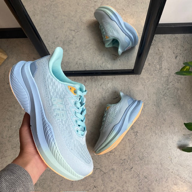 Sporty letvægtssko i turkis og orange