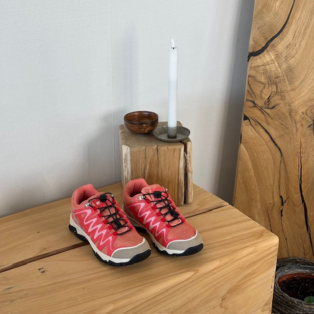 Fleksible laksefarvede sneakers med elastiksnørebånd.