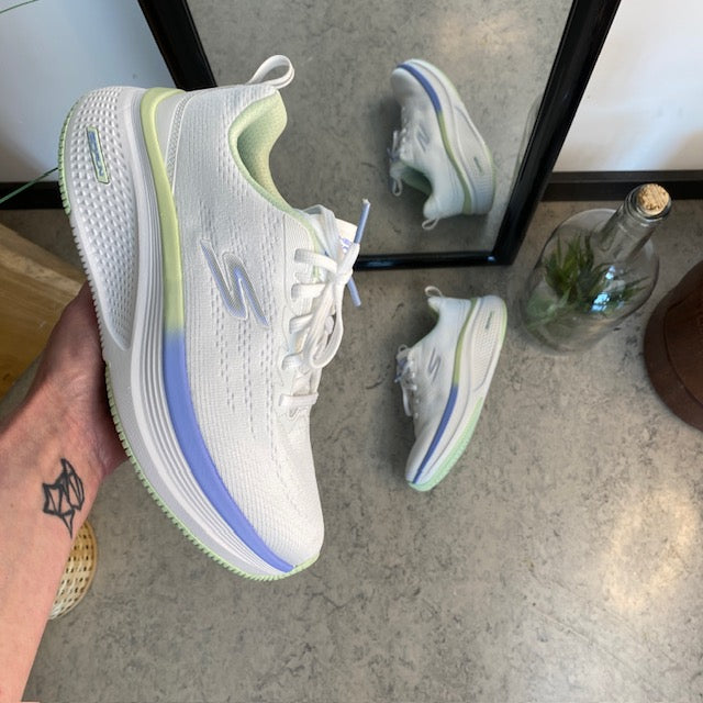 Hvid Skechers GoRun sko med flotte detaljer