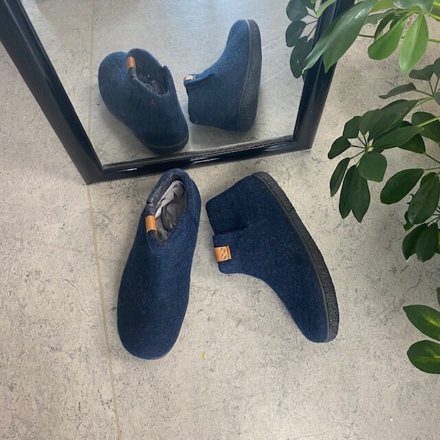 Høj blå hjemmesko i uld med skridhæmmende såler fra Green Comfort