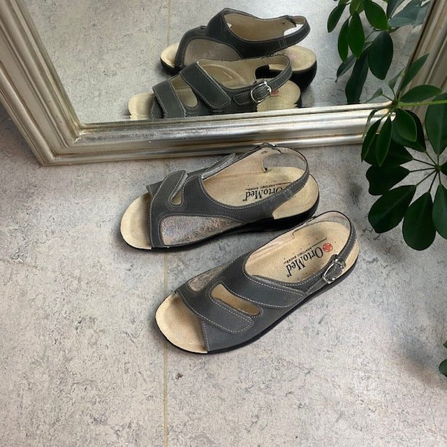 Grå bred skindsandal til knyster