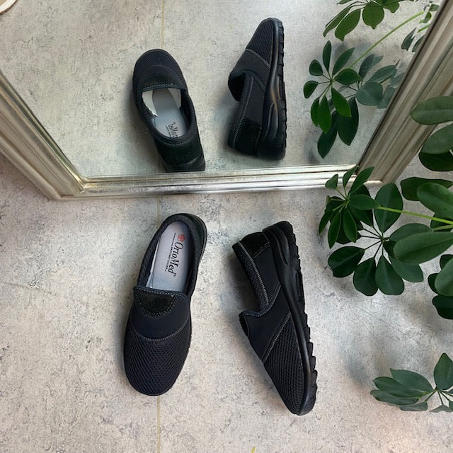 Sort fleksibel sko med skridhæmmende såler