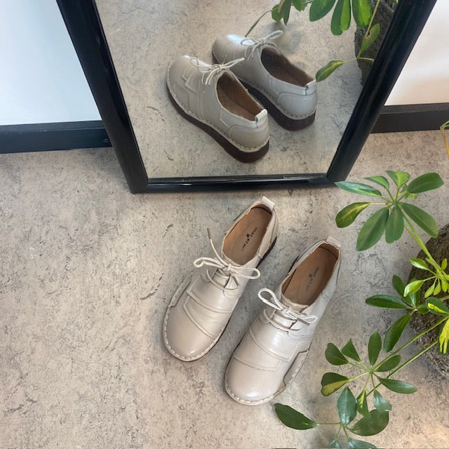 Lys beige skind snøresko med god stødabsorbering