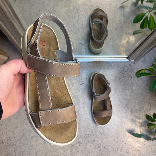 Brun skindsandal med tre justerbare remme og svangstøtte