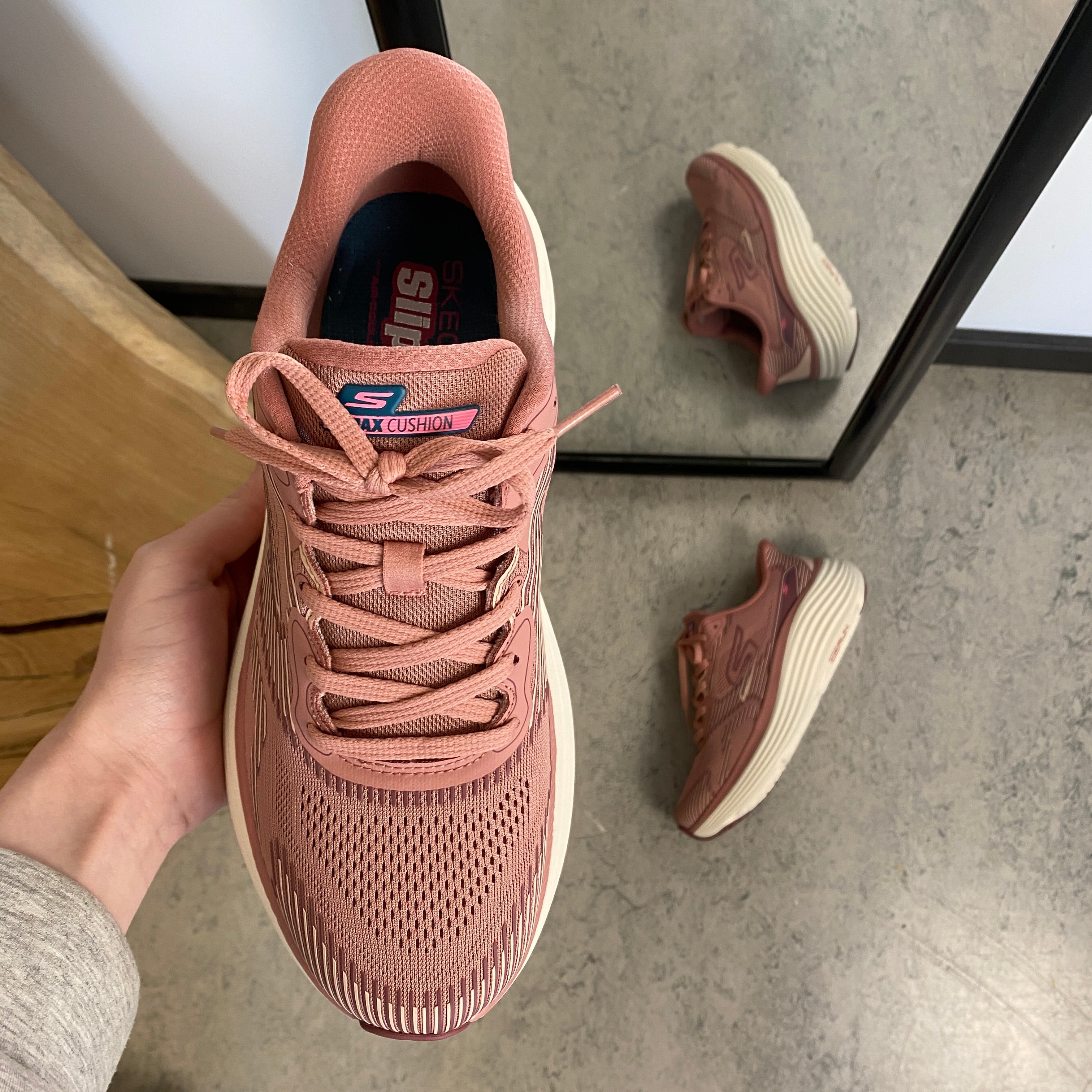 Skechers Max Cushioning Rosa slip on sneaker med maksimal stødabsorbering