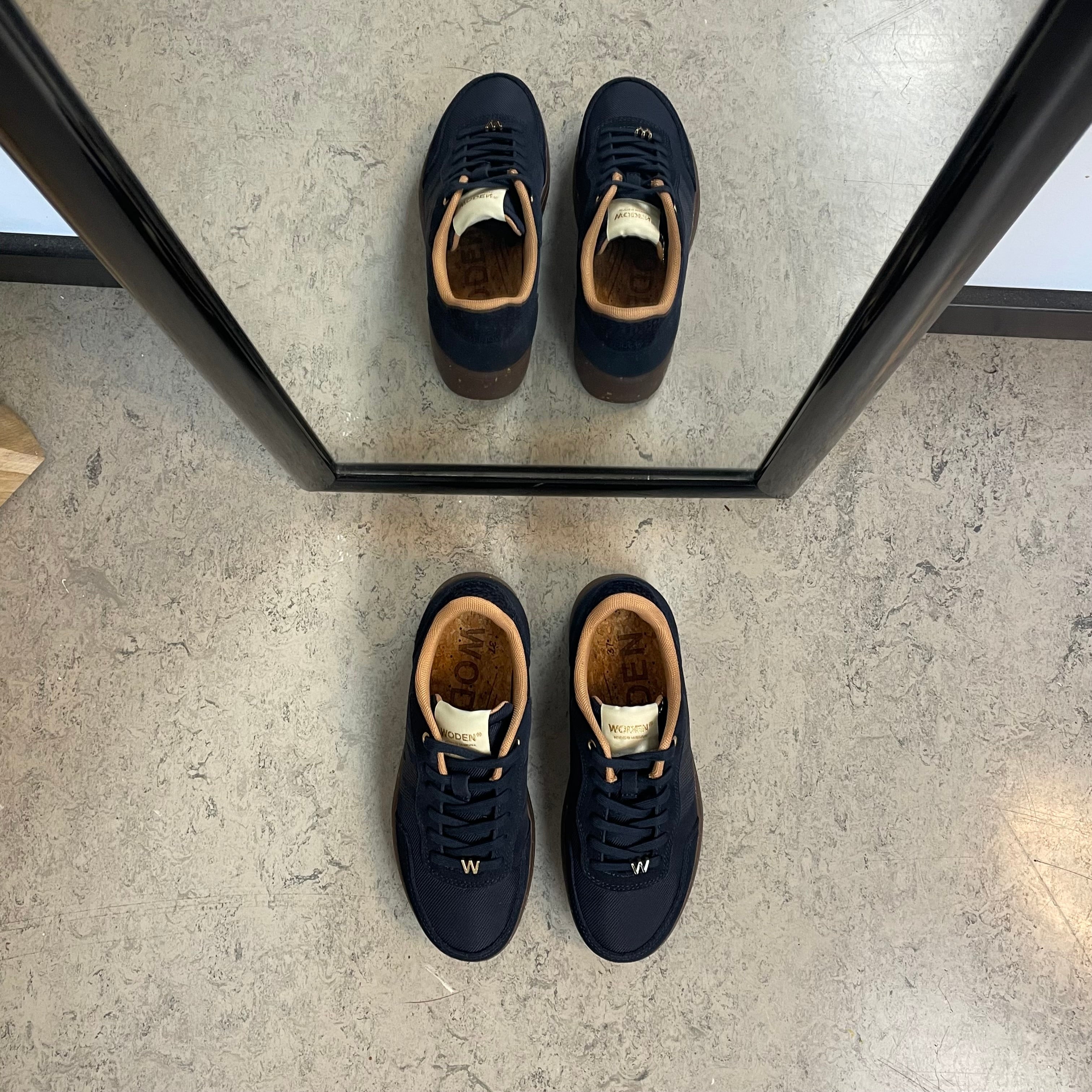Woden Line Sneak – navy sneaker med gulddetaljer & blød komfort
