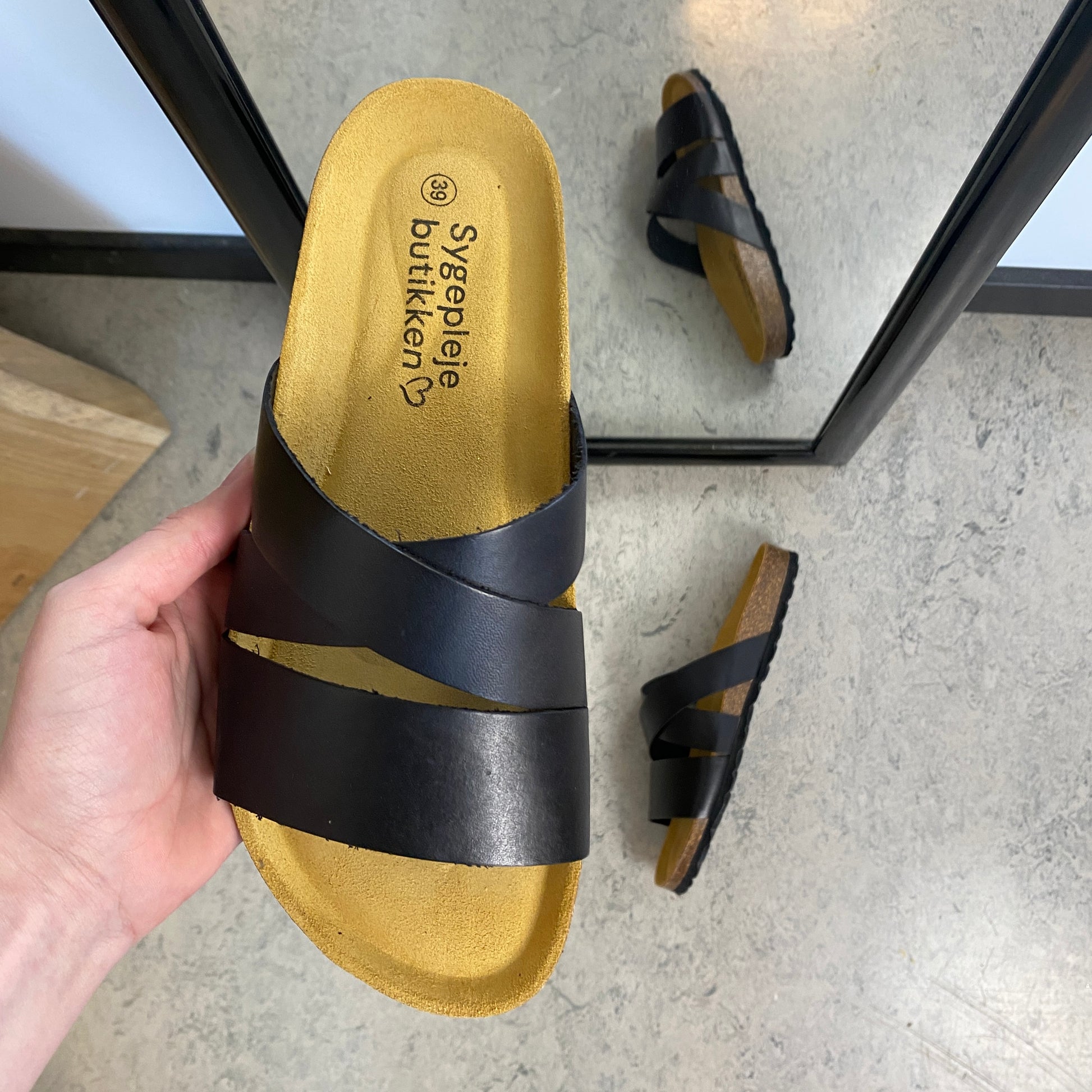 Slip on sandal i sort glat skind med krydsremme – komfort & støtte | Sygeplejebutikken
