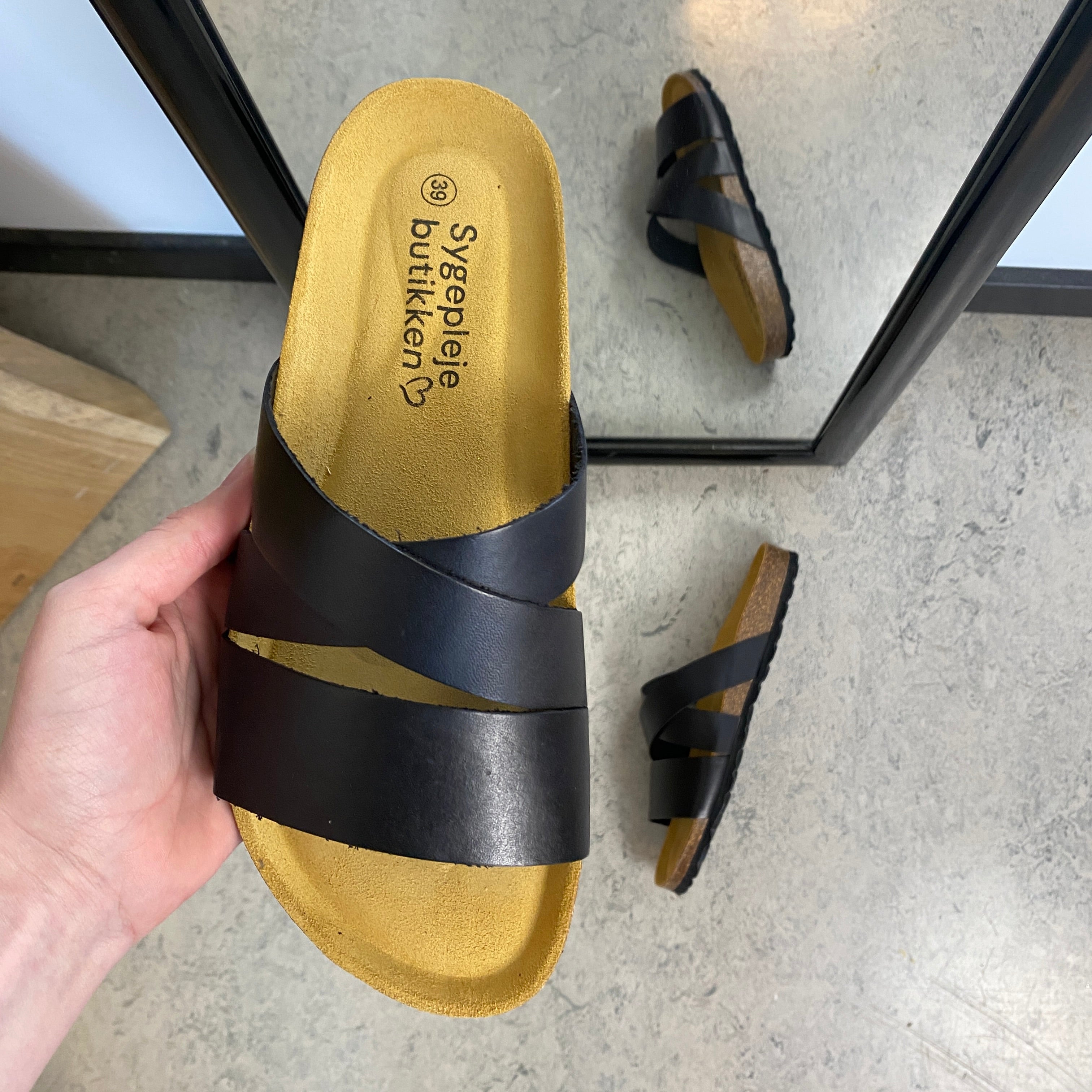 Slip on sandal i sort glat skind med krydsremme – komfort & støtte | Sygeplejebutikken