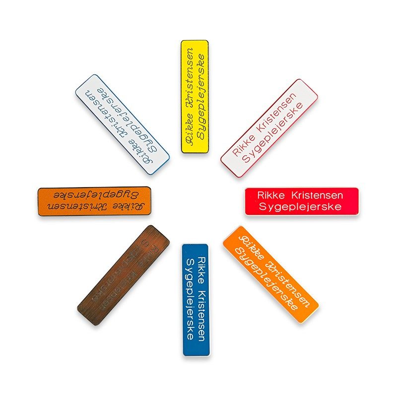 Navneskilt til kitlen, firkantet med afrundede kanter med nål