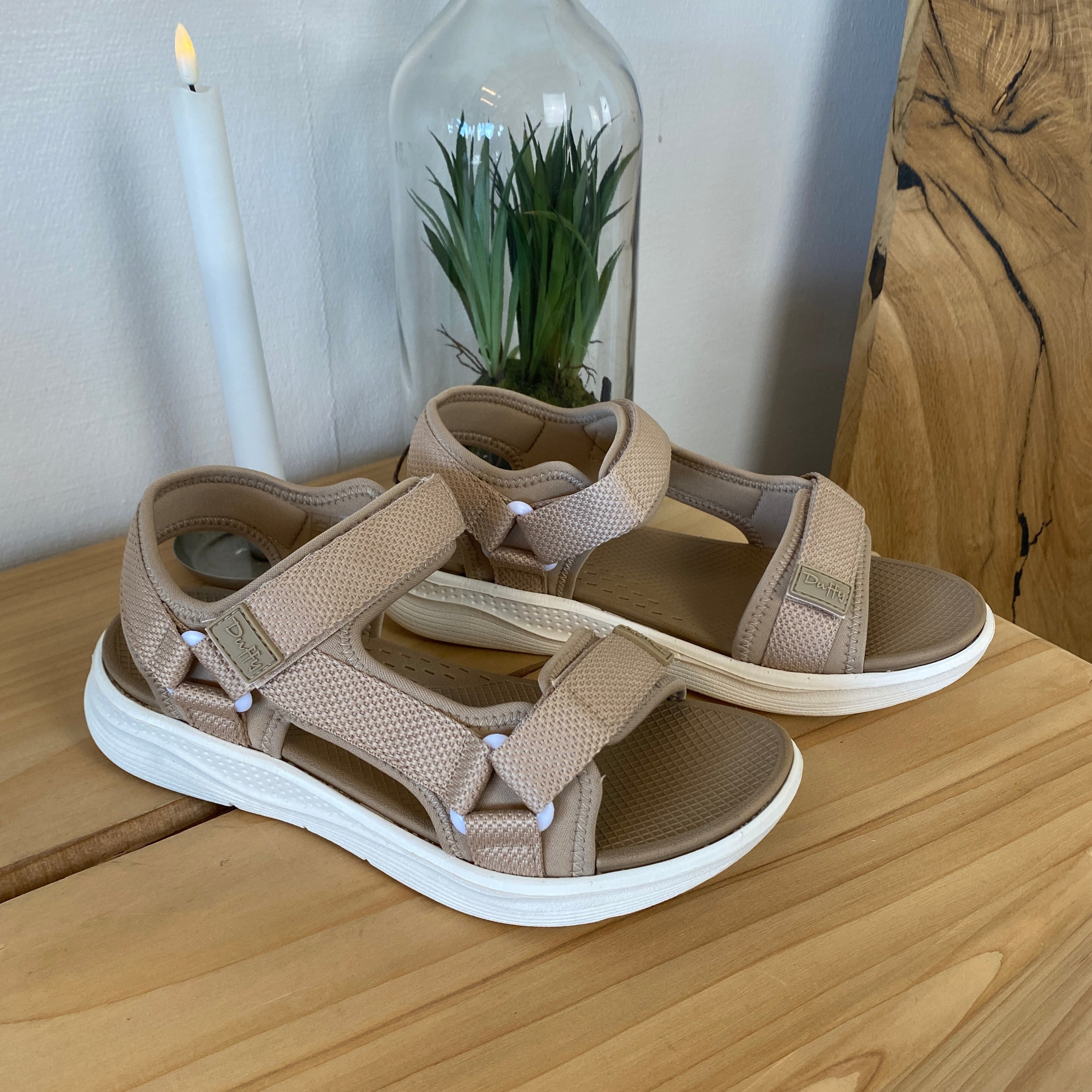 Taupe komfortabel sandal med justerbare remme & let stødabsorbering