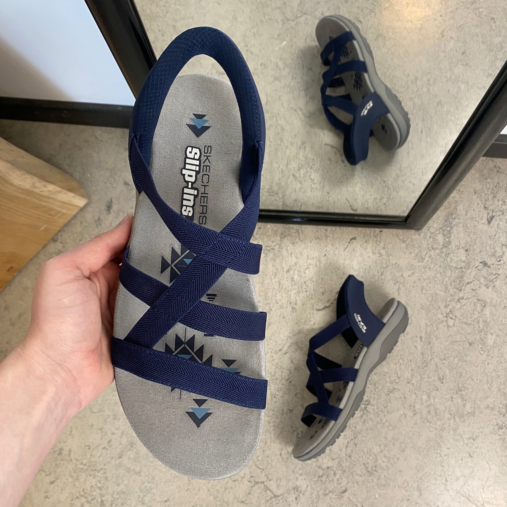 Skechers Slip-ins sandal i navy – let, fleksibel & komfortabel sandal