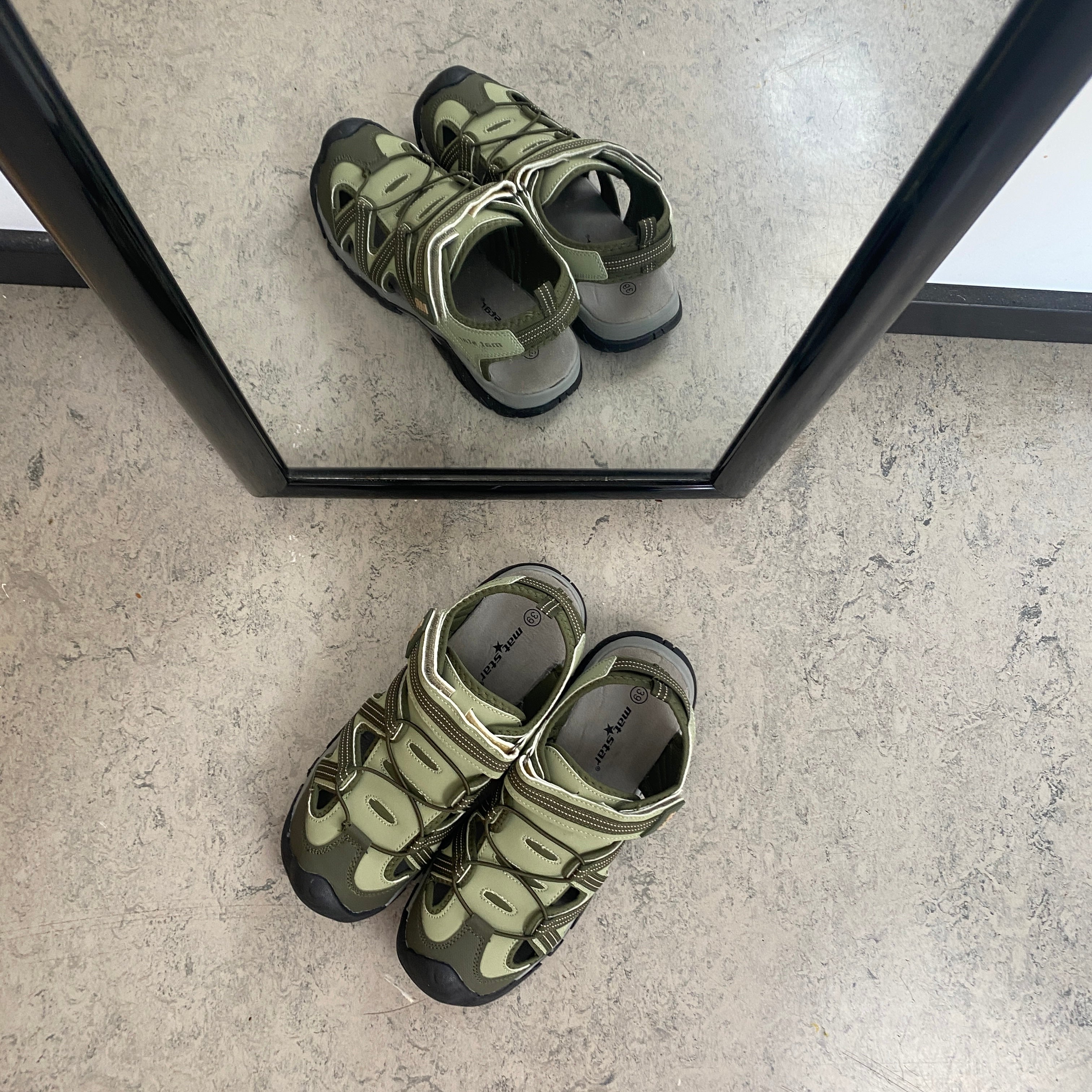Robust vandresandal i khaki med god støtte