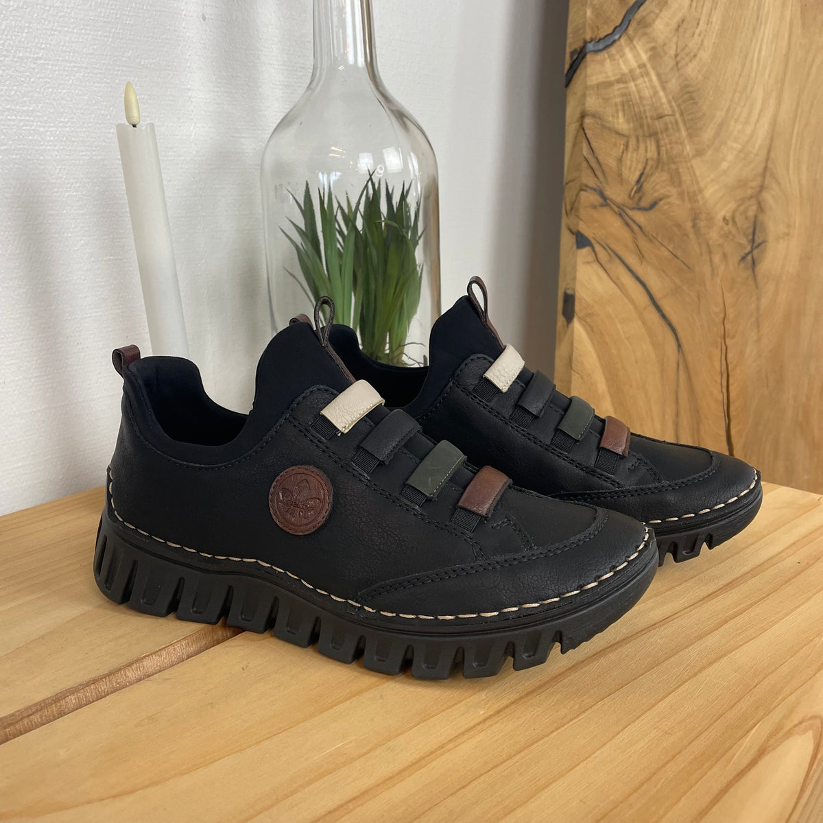 Rieker sko til dame i sort – fleksibel slip-on komfort