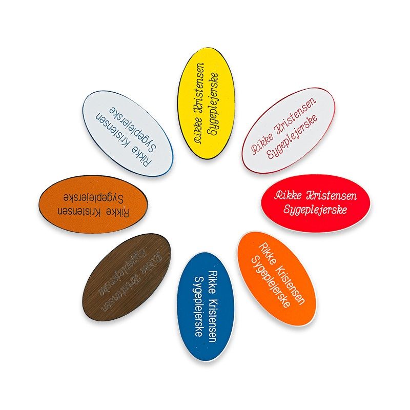 Rundt navneskilt med nål