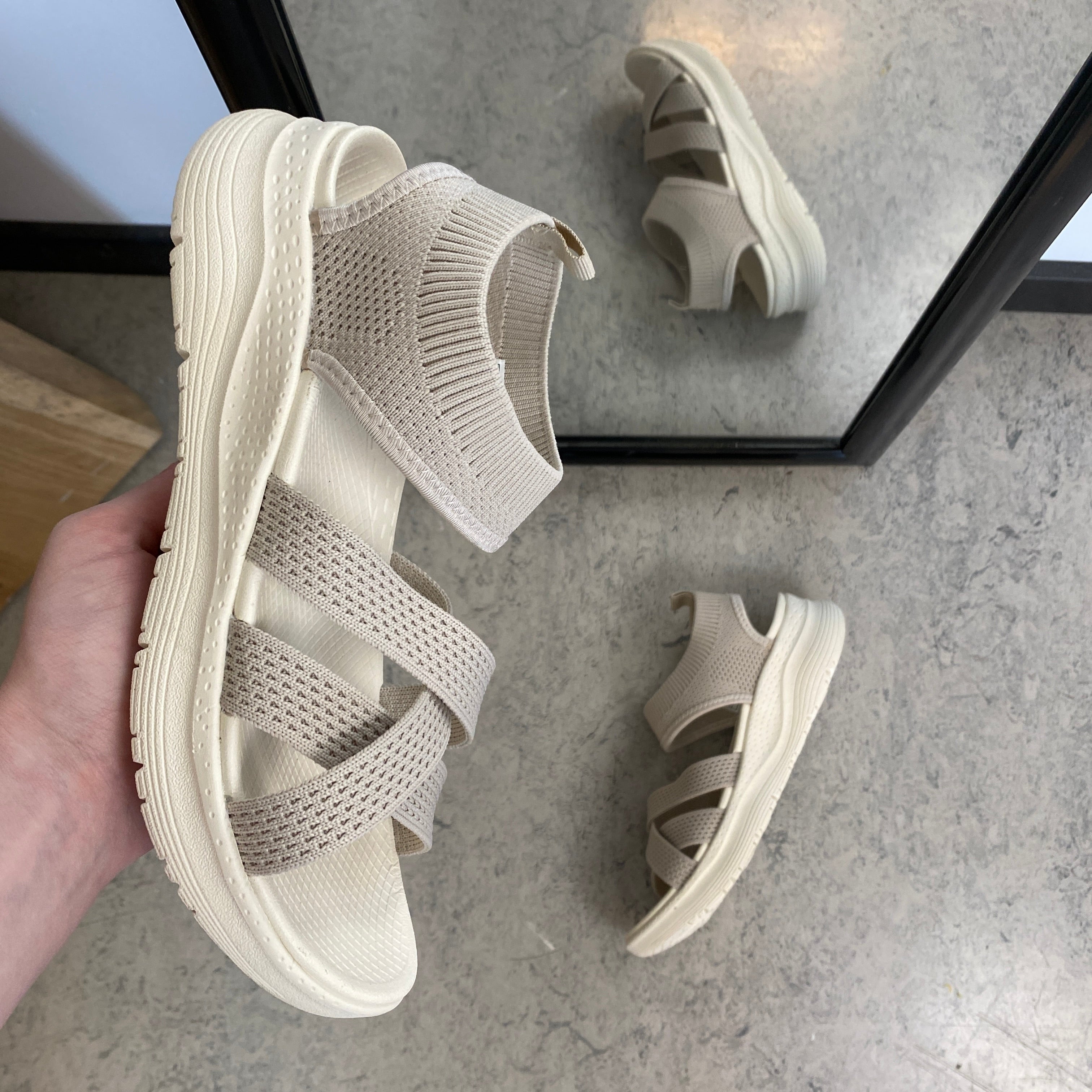 Whistler sandal i beige med elastisk pasform og god stødabsorbering