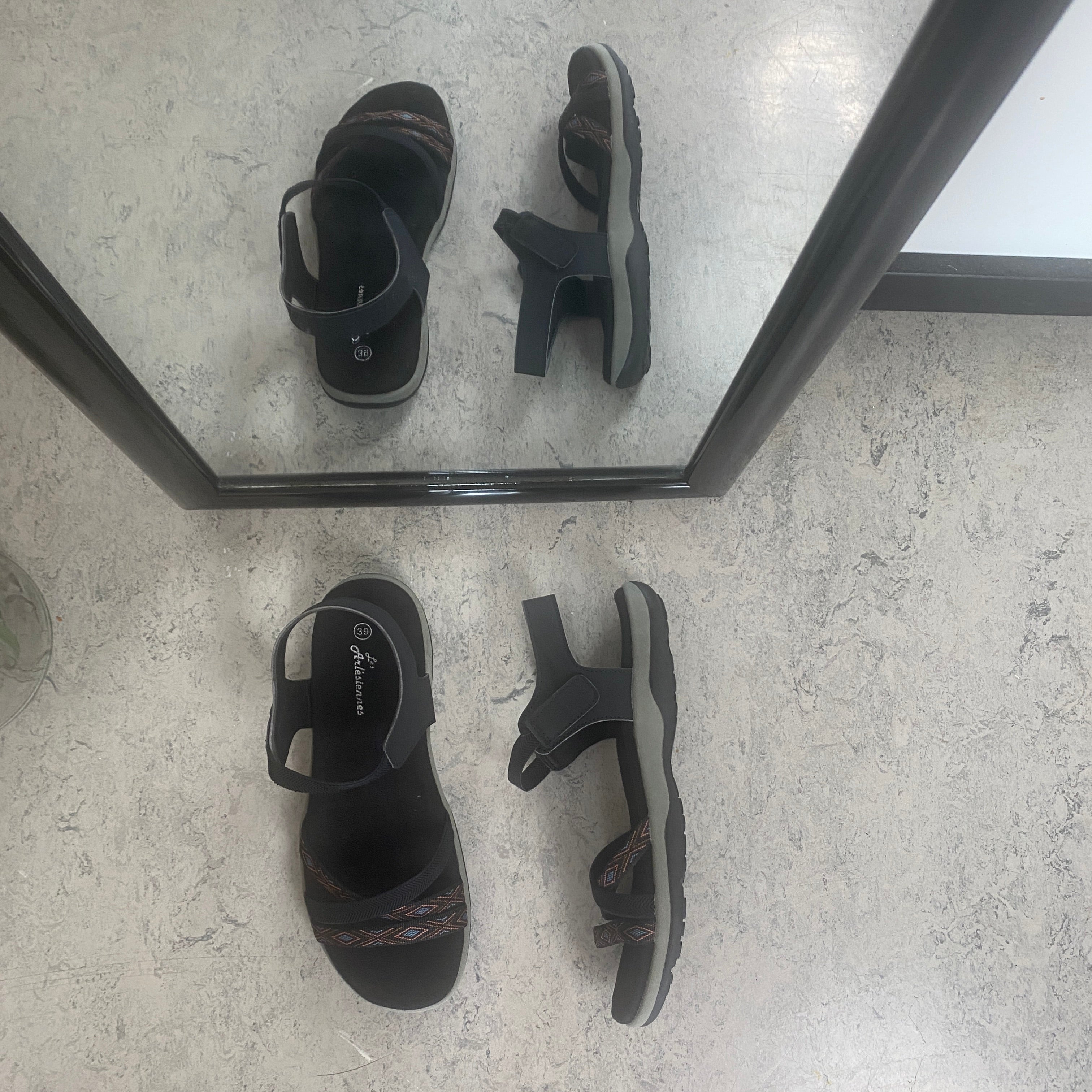 Sort sandal med elastikremme & velcro – klassisk & anvendelig