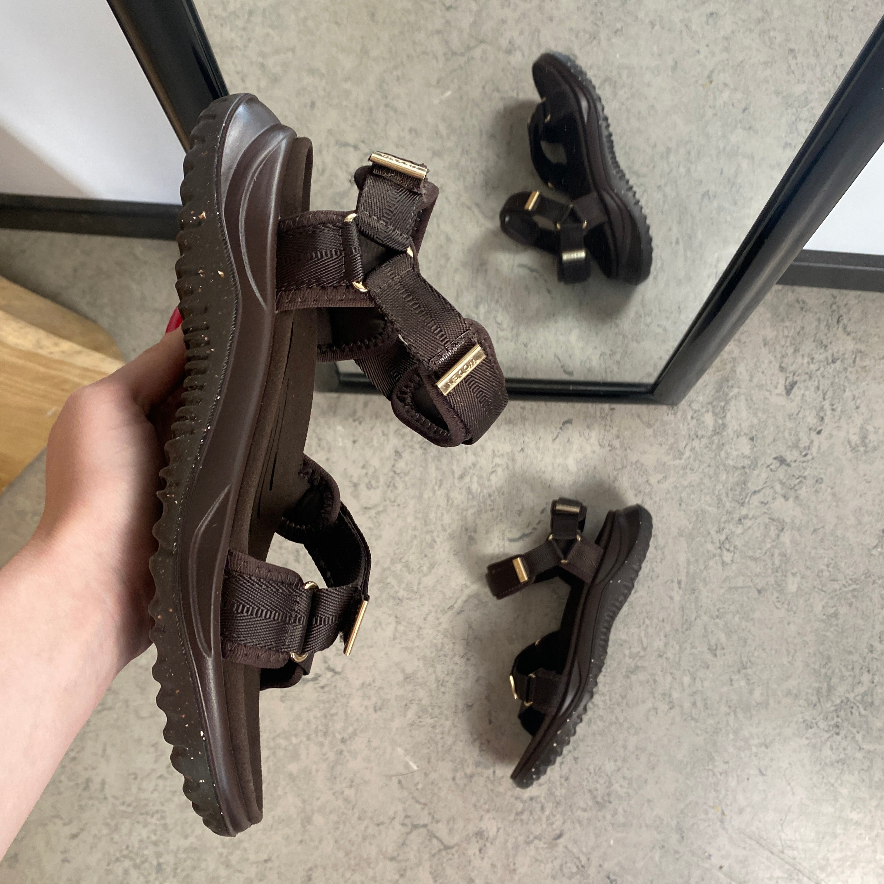 Mørkebrun Woden Solvej sandal – let komfort, svangstøtte & justerbar pasform